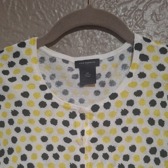 Ann Taylor Yellow and Black Polka Dot Short Sleeve Top Size XS - Picture 3 of 8